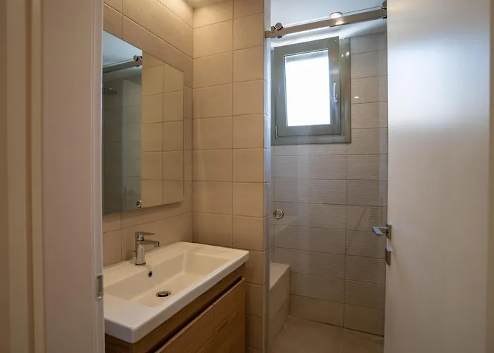 Modern - In Center, By Zantewize *